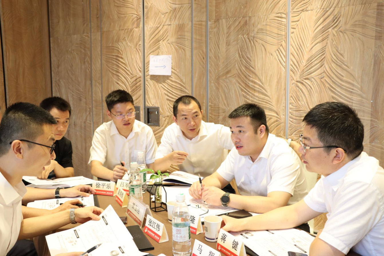 2021年6月25日-26日，EZPay二建组织开展了2021年中高层主管执行力培训。本次培训特邀清华、北大、上海交大总裁班讲师，中国企业家协会特聘高级讲师许晋老师进行授课。