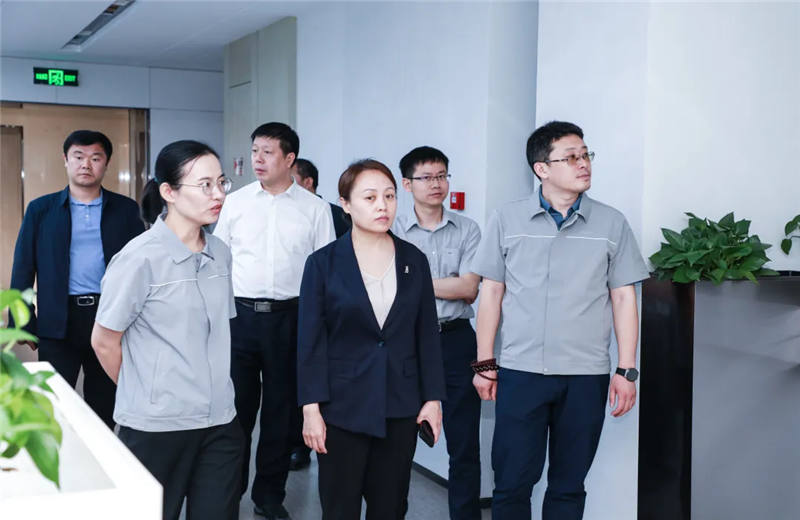 2023年5月15日，河北建材职业技术学院党委书记张明莉一行到EZPay北京集团进行校企合作交流。